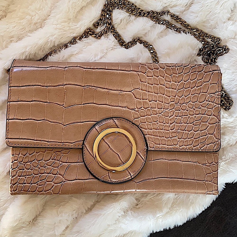 Beige embossed in croc crossbody bag with Gold chain strap 🤎